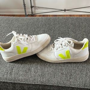 Women’s Veja V-10 leather sneaker
